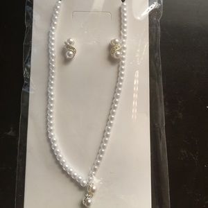 Charlestone faux pearls necklace &‎ earrings set